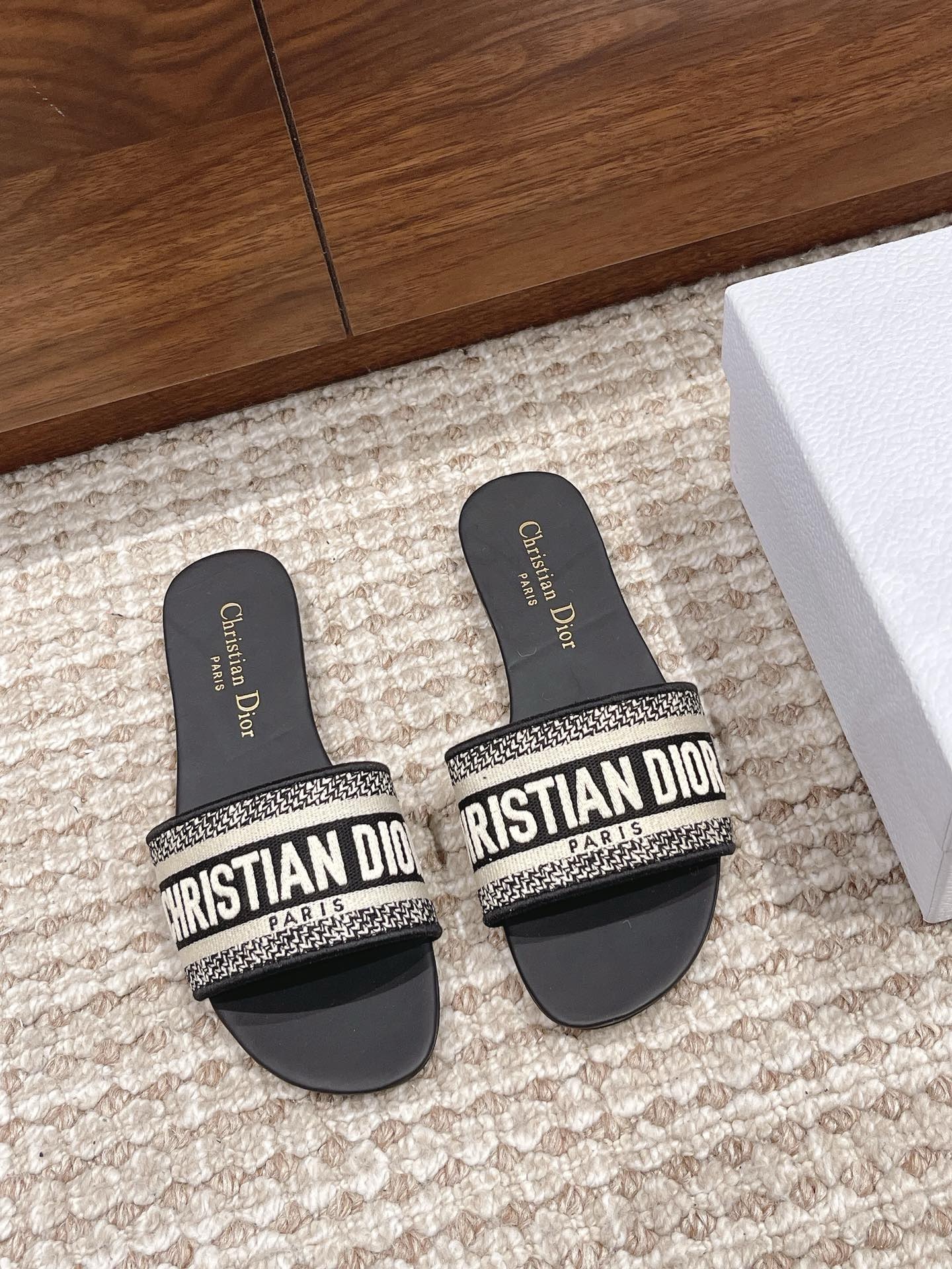 Flat Sandal Size 9