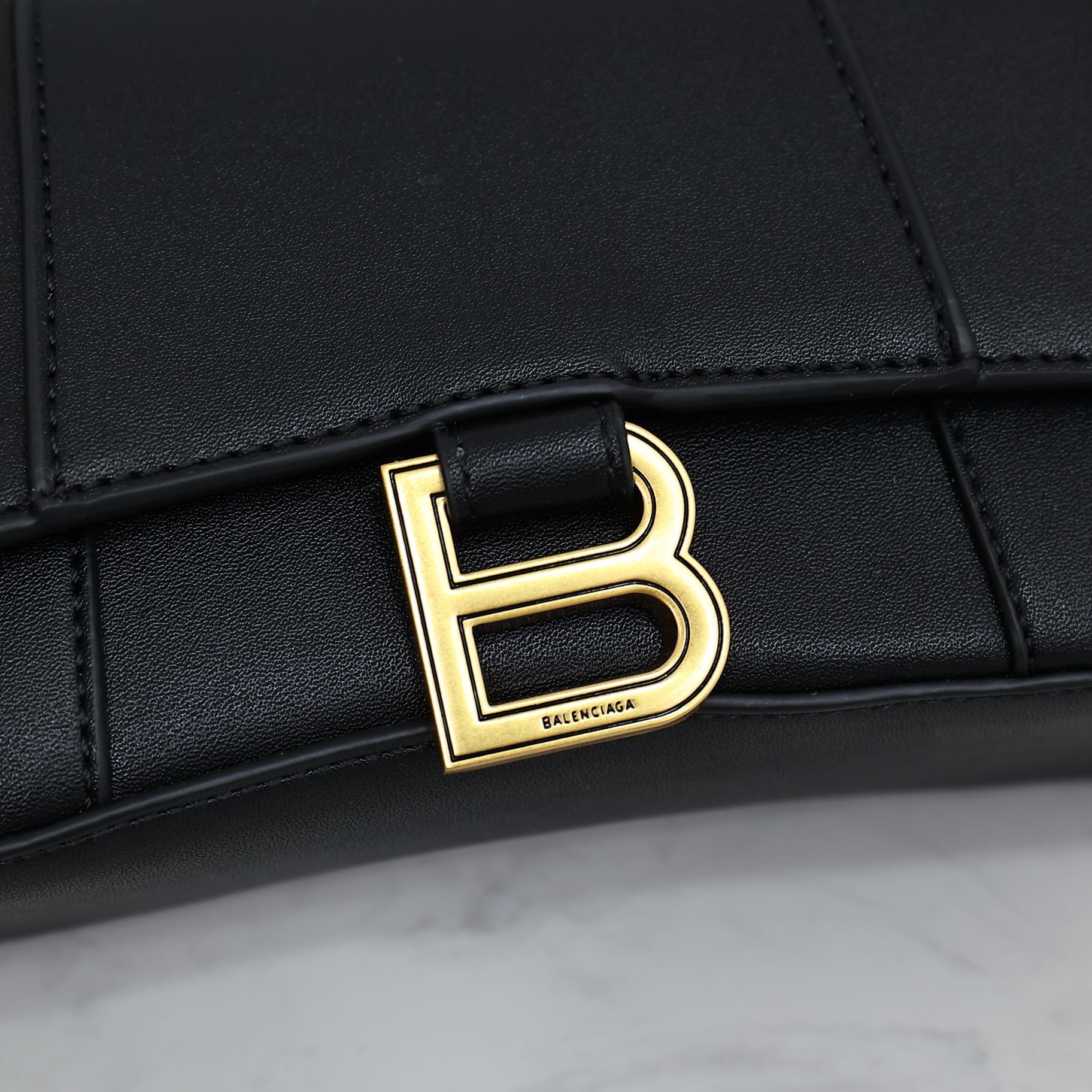 Balenciaga BB02