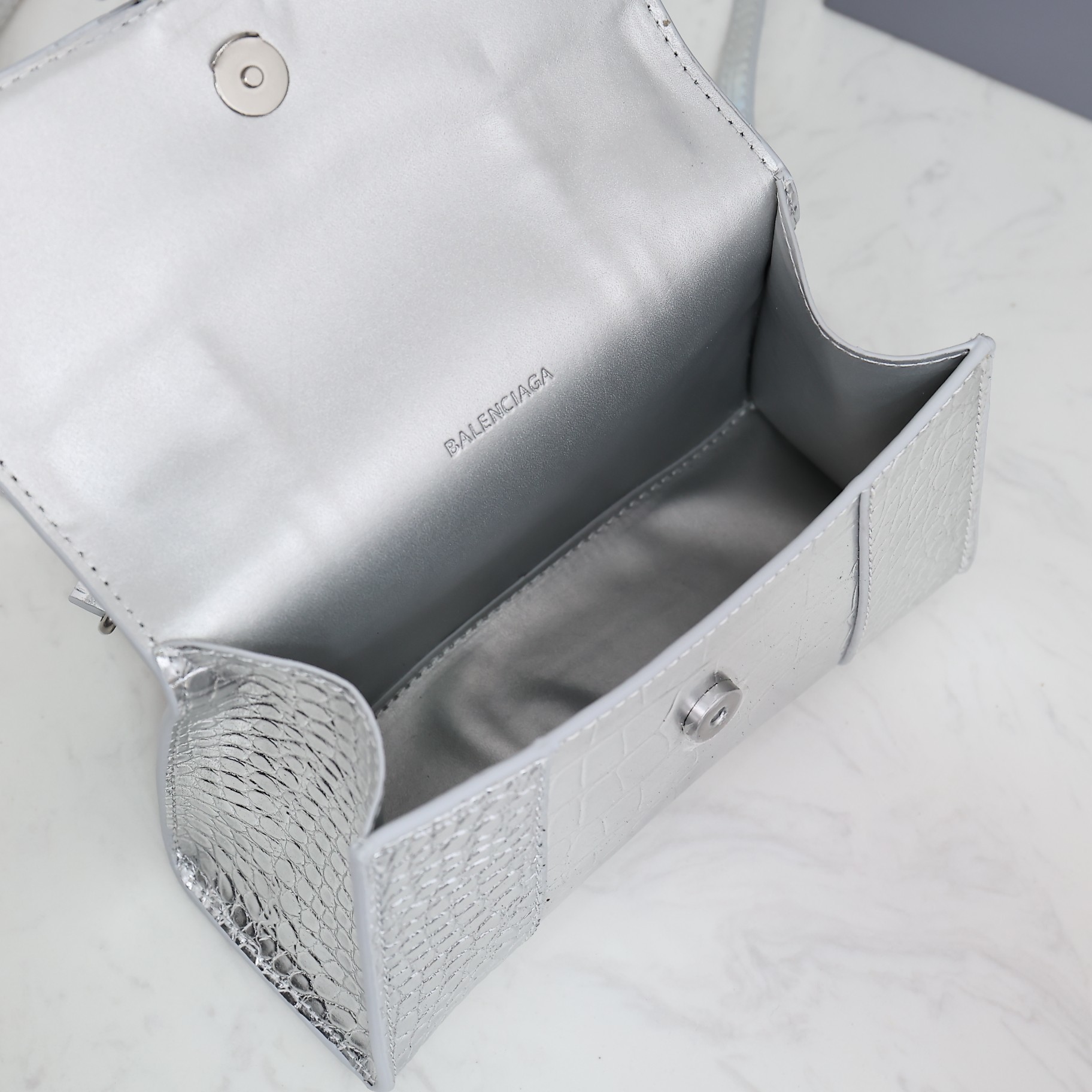 Balenciaga BB02