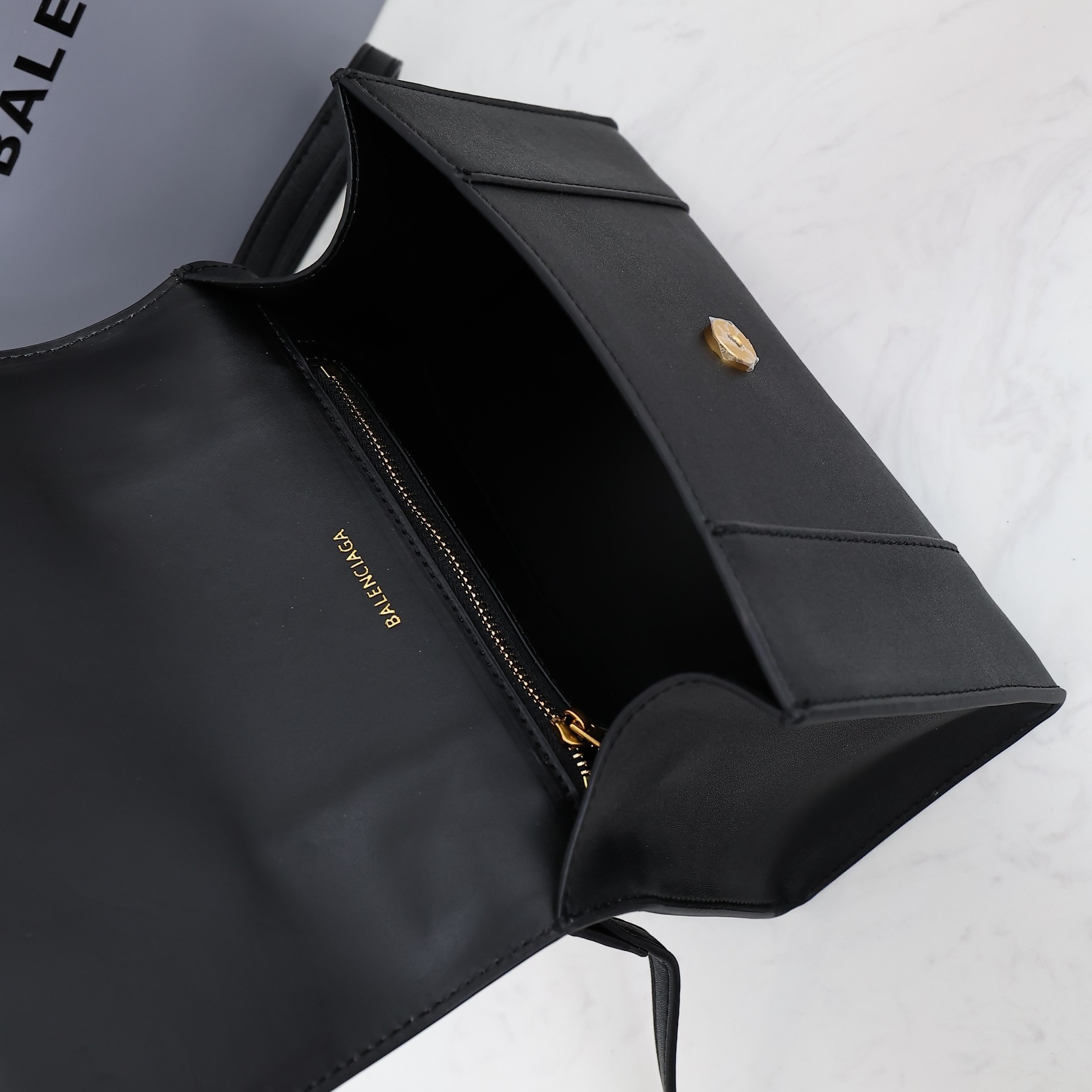 Balenciaga BB02