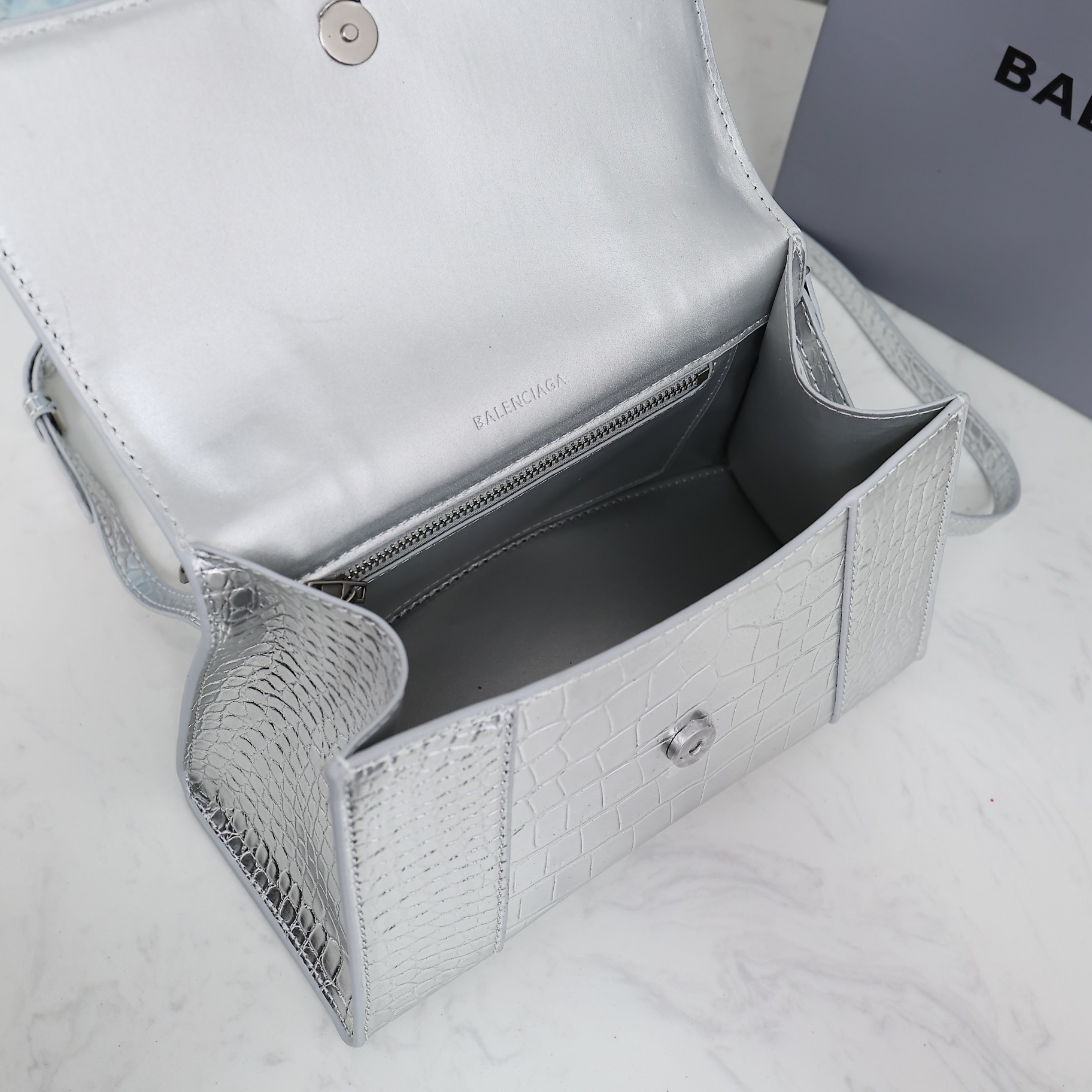 Balenciaga BB02