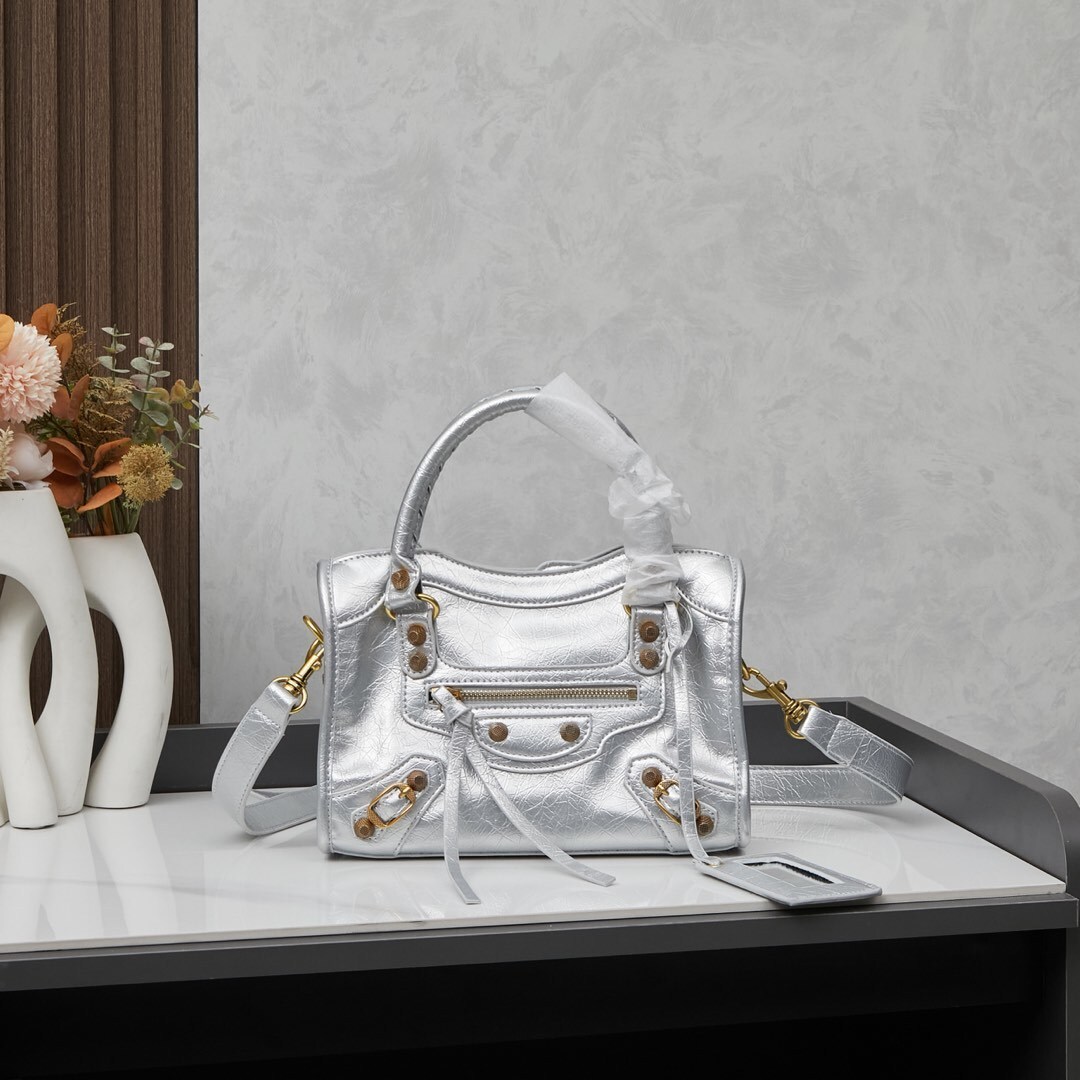 Balenciaga BB05