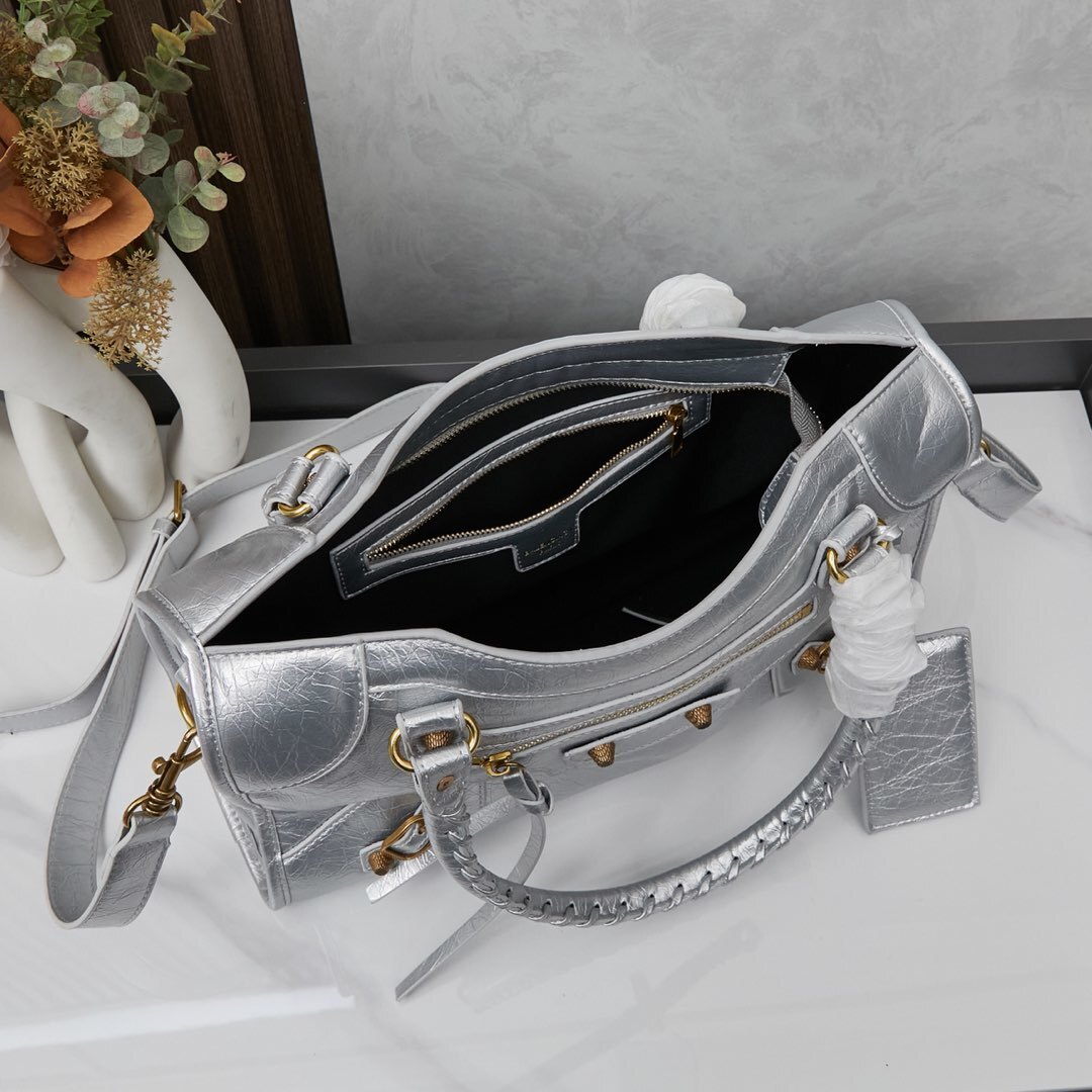 Balenciaga BB05