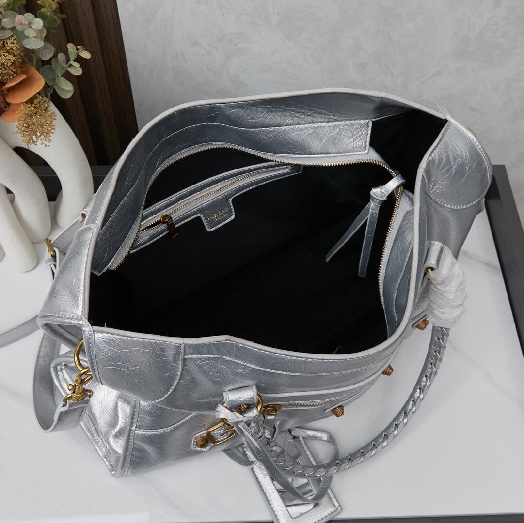 Balenciaga BB05