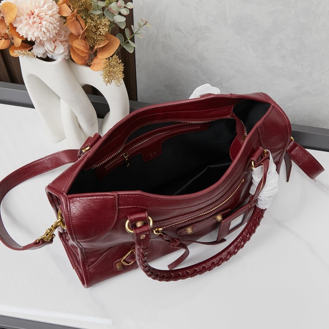 Balenciaga BB05
