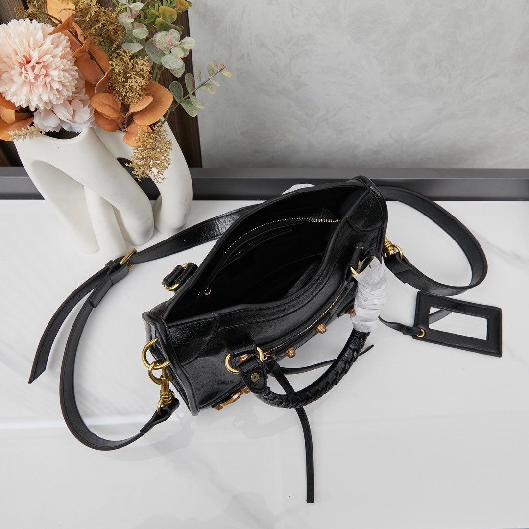 Balenciaga BB05