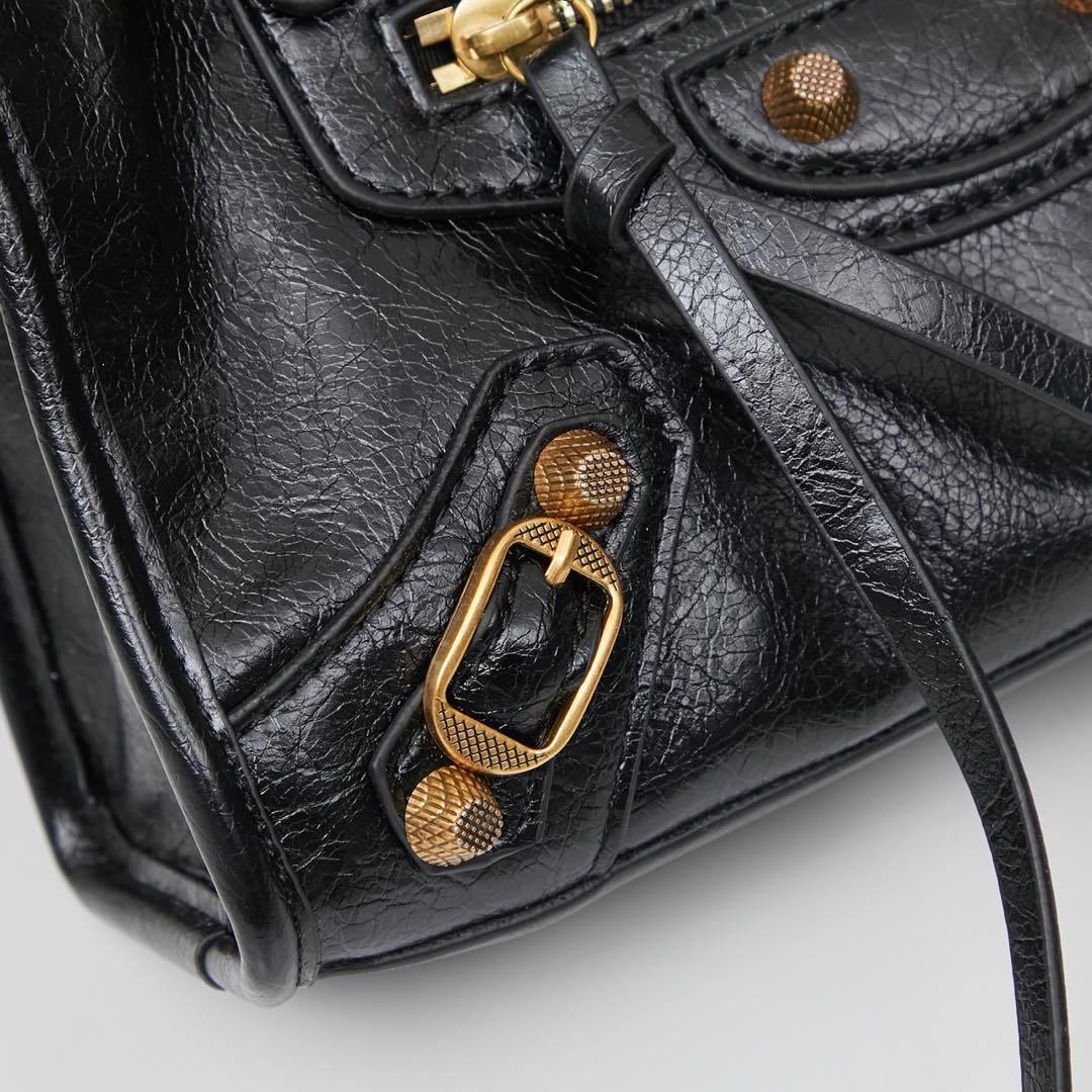 Balenciaga BB05