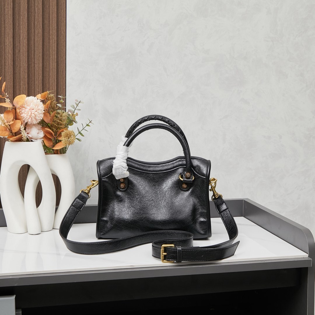 Balenciaga BB05
