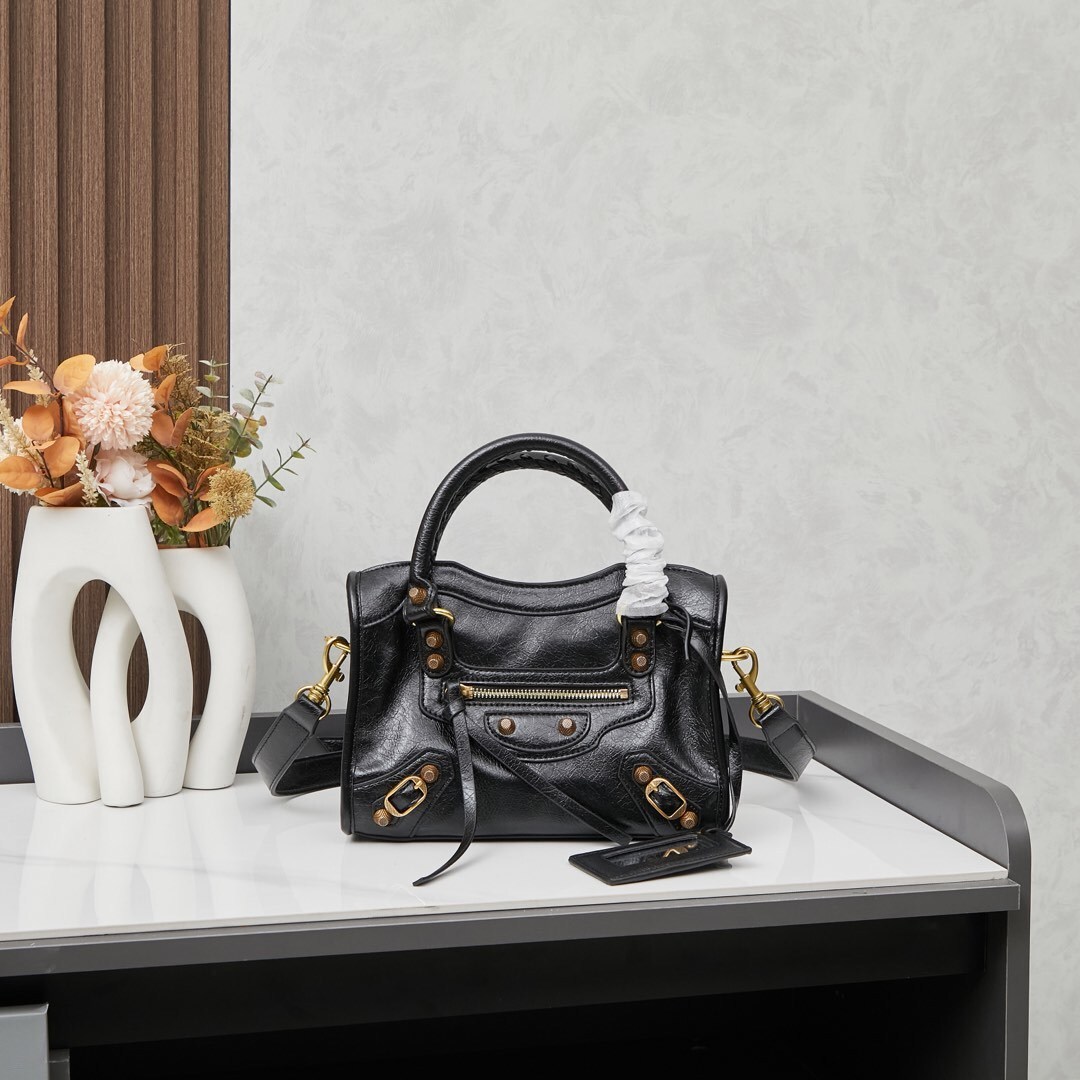 Balenciaga BB05