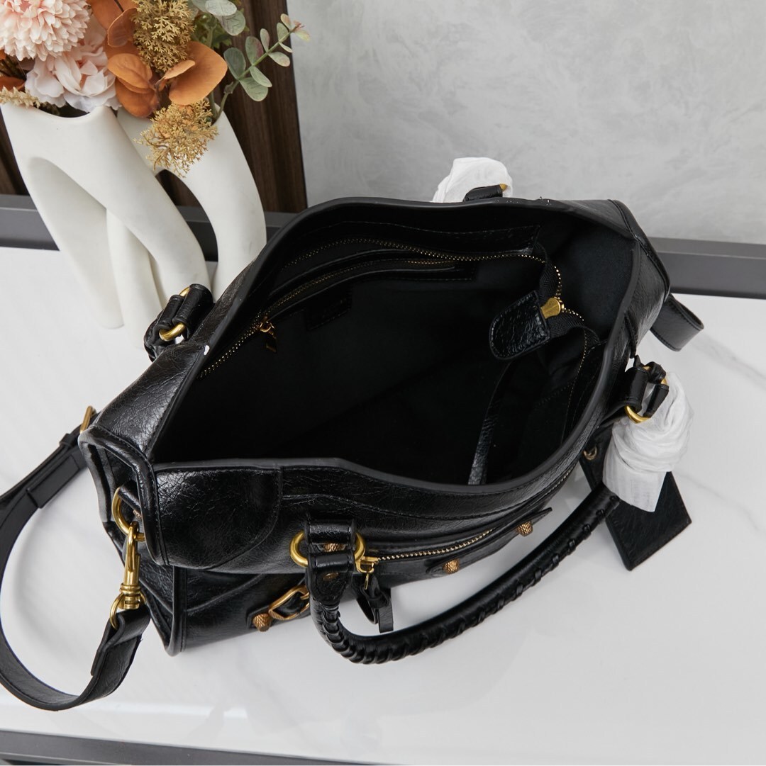 Balenciaga BB05
