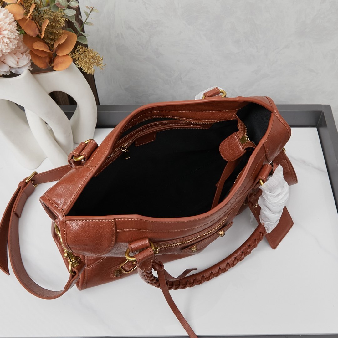 Balenciaga BB05