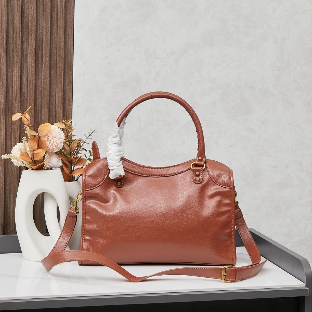 Balenciaga BB05