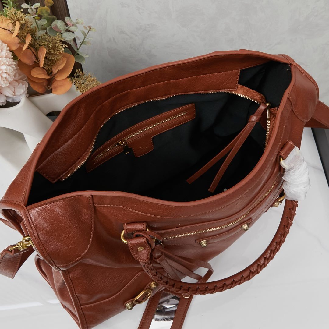 Balenciaga BB05