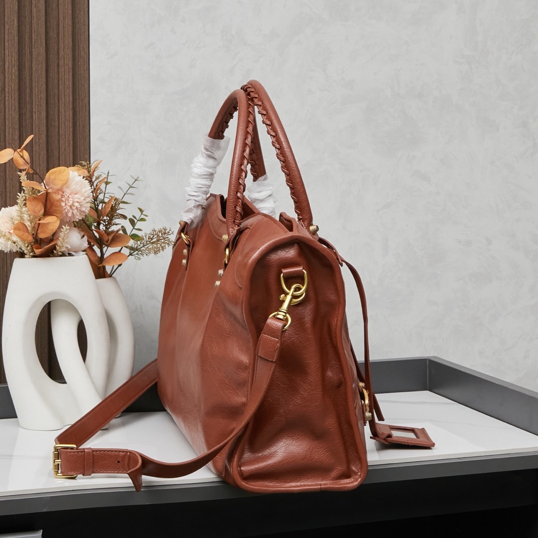 Balenciaga BB05