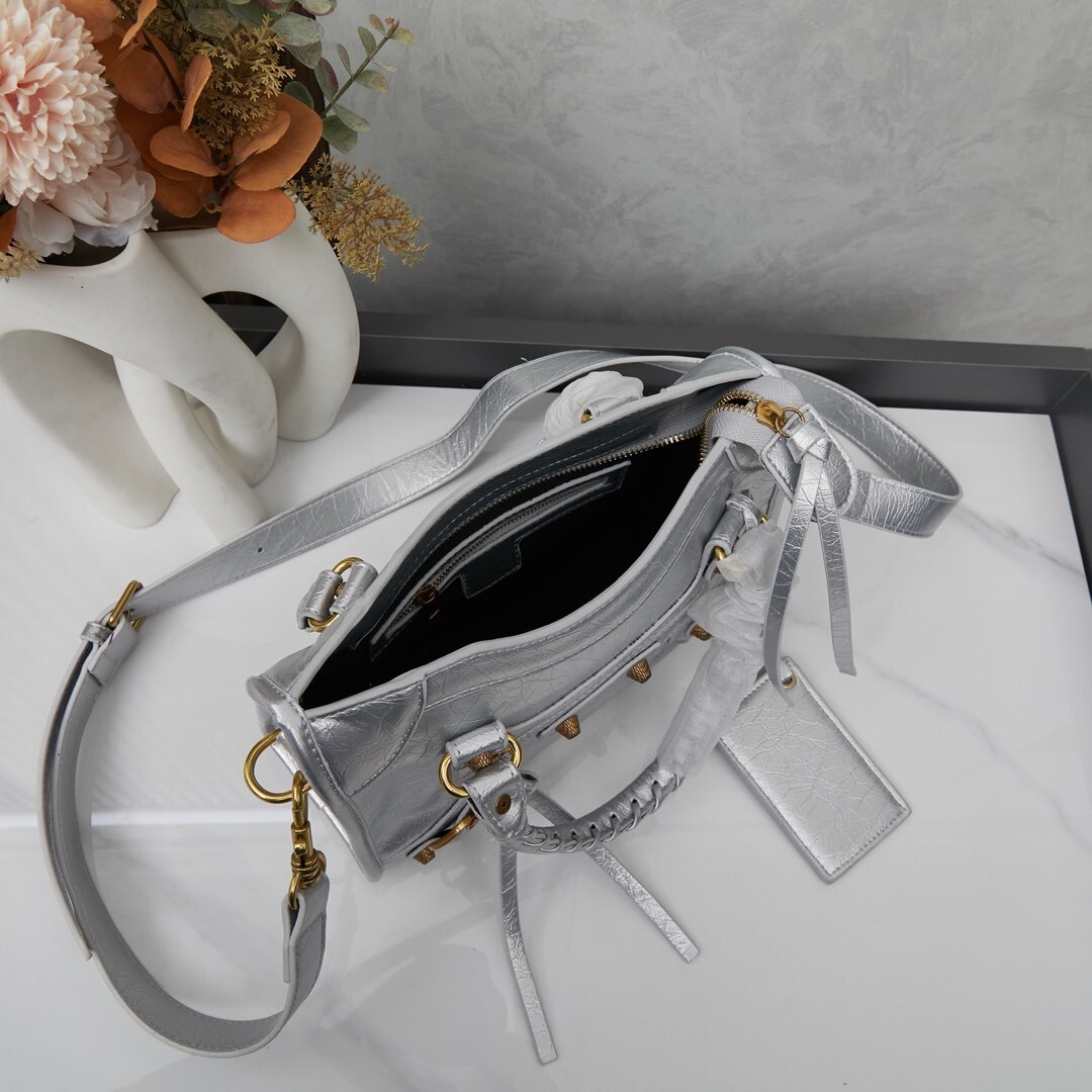 Balenciaga BB05